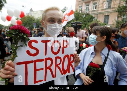 Ein Aktivist hält ein Plakat während eines solidaritätsmarsches vor der Botschaft von Belarus.in der Ukraine lebende belarussische Bürger, Mitglieder von Amnesty International und ukrainische Aktivisten hielten eine Kundgebung zur Unterstützung der Belarussen ab, die gegen Wahlmanipulierung bei den Präsidentschaftswahlen protestierten. Forderung nach dem Recht auf Achtung der Redefreiheit und der Freiheit der friedlichen Versammlungsfreiheit. Stockfoto