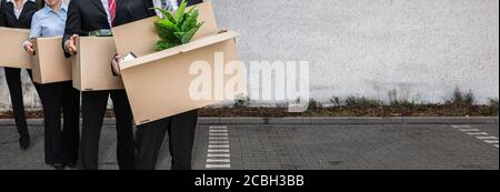 Arbeitslose Ziehen Um. Jobentlassungen. Mitarbeiter Außerhalb Des Büros Stockfoto