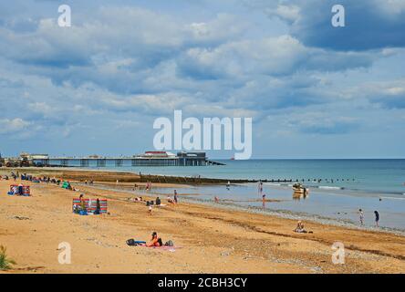 Cromer Strand und Pier an einem Sommertag Stockfoto