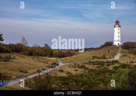 Hiddensee, Deutschland, 10-15-2019, Insel Hiddensee im Vorpommerschen Lagunengebiet// Leuchtturm am 'Dornbusch' mit Touristen Stockfoto