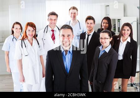Portrait Der Gruppe Der Geschäftsleute, Die Selbstbewusst Zusammenstehen Stockfoto