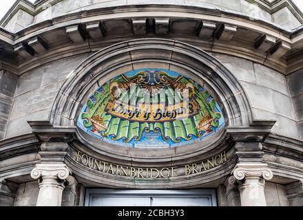 'Thrift is Blessing' Mosaik über dem Eingang zur ehemaligen Lloyds TSB Bank, Fountainbridge, Edinburgh, Schottland, Großbritannien. Stockfoto