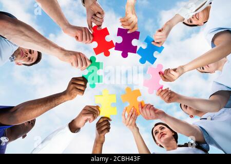 Medical Doctor Puzzle Gruppe Kreis. Arbeiten Sie Zusammen Stockfoto