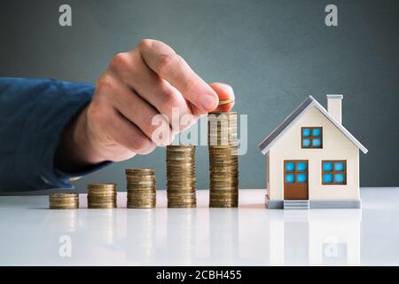 Sachversicherung Und Steuergeld. Wachstum Der Hausinvestitionen Stockfoto