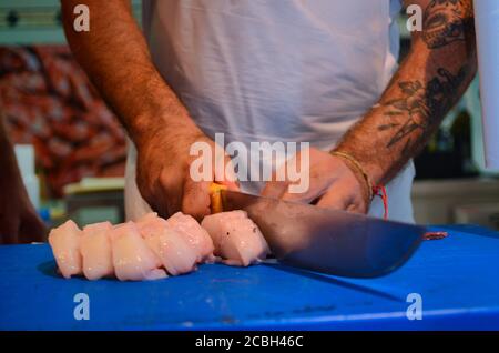 Italien - August 2020 auf dem Fischmarkt Metzgerei Reinigung und Zubereitung von Fischen Stockfoto