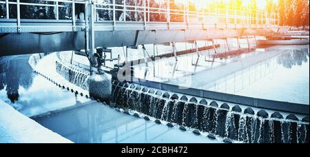 Belüftungstank in Abwasser und Kläranlage, industrielle Wasseraufbereitung und -Reinigung, getönte Stockfoto