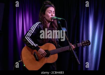 BALA CYNWYD, PA, USA - 10. OKTOBER 2018: Die australische Singer-Songwriterin Amy Shark besucht das Performance Theatre von Radio 104.5. Stockfoto