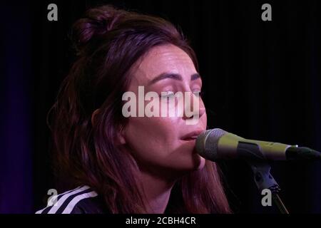 BALA CYNWYD, PA, USA - 10. OKTOBER 2018: Die australische Singer-Songwriterin Amy Shark besucht das Performance Theatre von Radio 104.5. Stockfoto