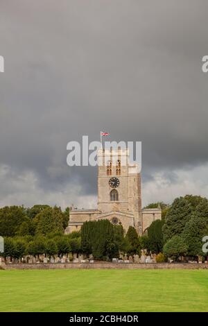 Malerische Kirchenwiese das Zuhause des Thame Cricket Club Oxfordshire England mit St. Mary's Kirche im Hintergrund Stockfoto