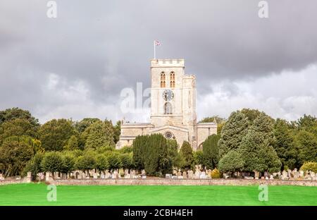 Malerische Kirchenwiese das Zuhause des Thame Cricket Club Oxfordshire England mit St. Mary's Kirche im Hintergrund Stockfoto