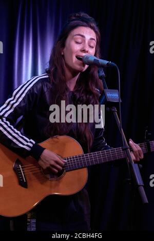 BALA CYNWYD, PA, USA - 10. OKTOBER 2018: Die australische Singer-Songwriterin Amy Shark besucht das Performance Theatre von Radio 104.5. Stockfoto