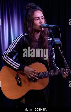 BALA CYNWYD, PA, USA - 10. OKTOBER 2018: Die australische Singer-Songwriterin Amy Shark besucht das Performance Theatre von Radio 104.5. Stockfoto