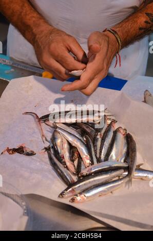 Italien - August 2020 auf dem Fischmarkt Metzgerei Reinigung und Zubereitung von Fischen Stockfoto