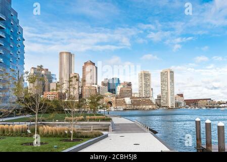 Landschaftlich schöner Blick auf das Boston Financial District und das Wasser auf einem Klarer Herbsttag Stockfoto