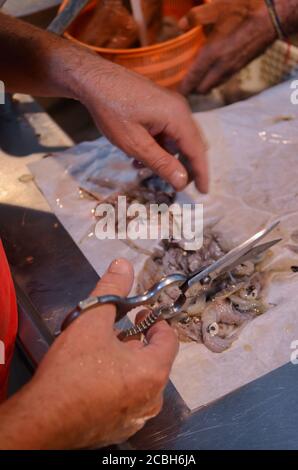 Italien - August 2020 auf dem Fischmarkt Metzgerei Reinigung und Zubereitung von Fischen Stockfoto