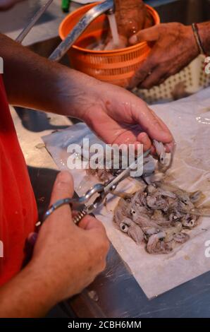 Italien - August 2020 auf dem Fischmarkt Metzgerei Reinigung und Zubereitung von Fischen Stockfoto