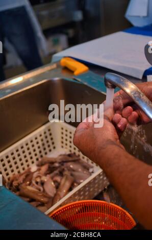 Italien - August 2020 auf dem Fischmarkt Metzgerei Reinigung und Zubereitung von Fischen Stockfoto