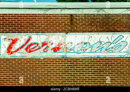 Ein Schild ist beschädigt, aber immer noch lesbar außerhalb Vernons Cleaners, 8. August 2016, in Clarksdale, Mississippi. Stockfoto