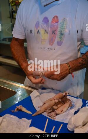 Italien - August 2020 auf dem Fischmarkt Metzgerei Reinigung und Zubereitung von Fischen Stockfoto