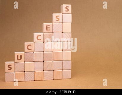 Worterfolg als Holzwürfelleiter Stockfoto