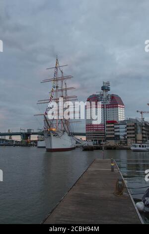 Göteborg, Schweden - Juni 17 2019: Blick auf den Hafen mit einer Nahaufnahme des Segelschiffs und dem Gebäude Lappstiftet am 17 2019. Juni in Göteborg, SW Stockfoto