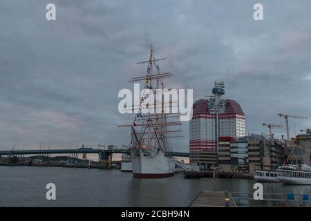 Göteborg, Schweden - Juni 17 2019: Blick auf den Hafen mit einer Nahaufnahme des Segelschiffs und dem Gebäude Lappstiftet am 17 2019. Juni in Göteborg, SW Stockfoto