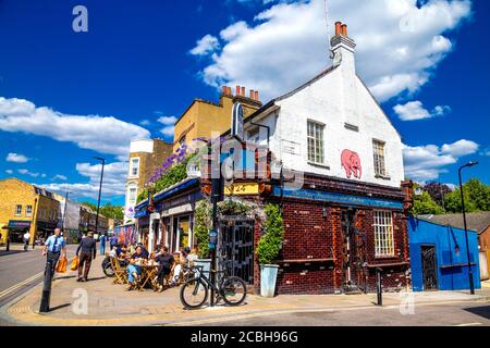 Menschen, die im Sommer außerhalb des Dove Pub am Broadway Market, London, Großbritannien, trinken Stockfoto