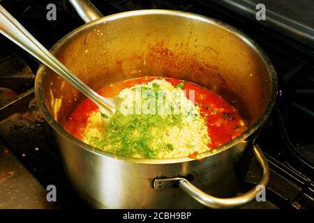 indische Lebensmittel Spezialität Biryani Reis Zubereitung, würziger Pulao Reis Stockfoto