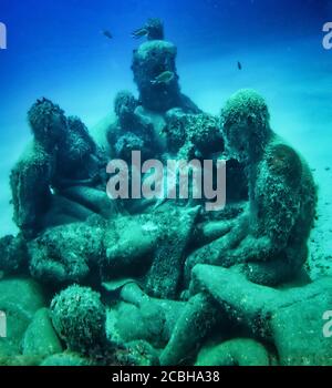 Unterwasserskulptur 'The Boat of Lampedusa' des Künstlers Jason deCaires Taylor im Museo Atlantico Unterwassermuseum vor Playa Blanca, Lanzarote. Stockfoto