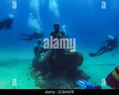 Unterwasserskulptur 'The Boat of Lampedusa' des Künstlers Jason deCaires Taylor im Museo Atlantico Unterwassermuseum vor Playa Blanca, Lanzarote. Stockfoto