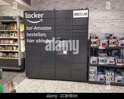 WETZLAR, DEUTSCHLAND - DEZEMBER 18 2019: Amazon Schließfächer in Whole Foods in WETZLAR, Deutschland. Stockfoto