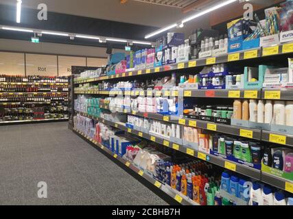 WETZLAR, DEUTSCHLAND - DEZEMBER 18 2019: Gang mit Kosmetikprodukten, Inneneinrichtung eines ALDI VERKLAGT Discounter. Stockfoto