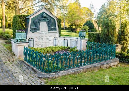 DEUTSCHLAND, WETZLAR 2020-04-13: Familiengrab der Familie ERNST LEITZ in Wetzlar auf dem alten Friedhof Stockfoto