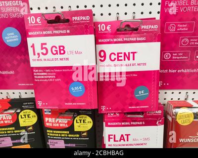 WETZLAR, GERMANY - DEZEMBER 18 2019: Magenta Mobil Prepaid Geschenkkarten zum Kauf im Supermarkt angezeigt. Stockfoto