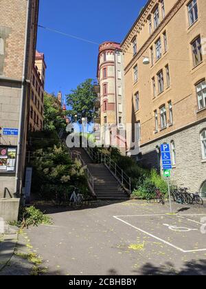 Göteborg, Schweden - Juni 17 2019: Blick auf die typische Straße mit blauem Himmel auf dem Hintergrund am 17 2019. Juni in Göteborg, Schweden. Stockfoto