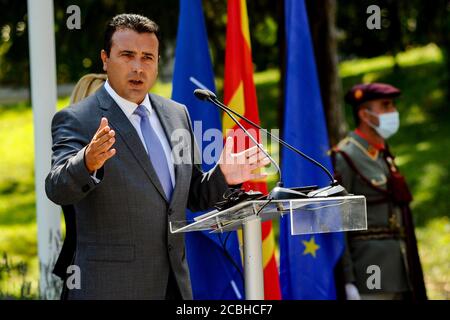 (200814) -- SKOPJE, 14. August 2020 (Xinhua) -- Zoran Zaev, Führer der Sozialdemokratischen Union Mazedoniens (SDSM), spricht zu der Presse, nachdem er ein Mandat von Präsident Stevo Pendarovski erhalten hatte, die neue Regierung in Skopje, Nordmakedonien, am 13. August 2020 zu bilden. Präsident Stevo Pendarovski von Nord-Mazedonien übergab am Donnerstag das Mandat für die Bildung der neuen Regierung an Zoran Zaev, Führer der Sozialdemokratischen Union Mazedoniens (SDSM), berichtete die Medieninformationsagentur (MIA). Die Koalition "Wir können" unter Führung von Zaev und Besa-Bewegung Führer Bilal Kasami gewann 35.89 Prozent der Stimmen mit Stockfoto