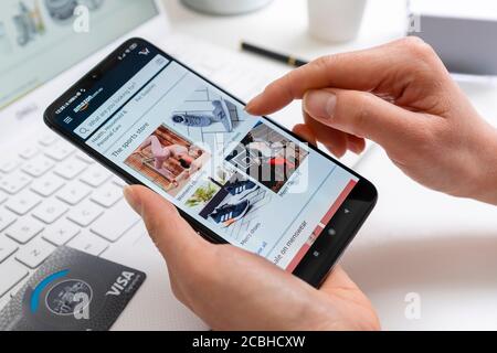 Online-Shopping mit Amazon App Stockfoto
