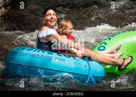 Glückliche Frau und Kind tuben zusammen auf dem Chattahoochee River in den North Georgia Mountains bei Helen, Georgia. (USA) Stockfoto