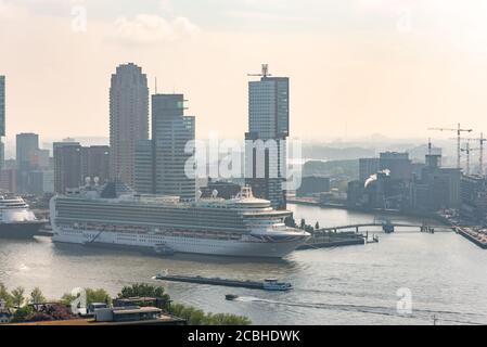 Rotterdam, Niederlande - 29. April 2019 : MS Azura Kreuzfahrtschiff von P und O Cruises Unternehmen stationiert am Kreuzfahrtterminal neben dem Fluss Nieuwe Maas Luftbild. Stockfoto