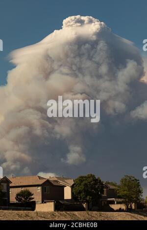 Lake Fire, kalifornisches saisonales Feuer mit hoher Rauchwolke im Wohngebiet eines Vororts Stockfoto