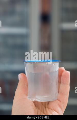 Einwegtürkisches Öko Glas sauberes Wasser in einer Plastiktüte. Praktische Umweltkapazität für Trinkwasser in der Türkei. Stockfoto