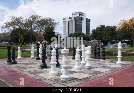 Palmerston North, Neuseeland - Sep 27 2017: Großes Schachspiel auf dem Platz. Stockfoto