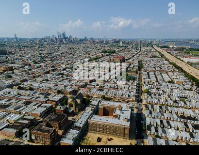 Panoramablick auf die Nachbarschaft in den Dächern und Straßen von Philadelphia PA USA Stockfoto