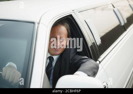 Porträt Des Menschen Als Fahrer In White Limousine Stockfoto