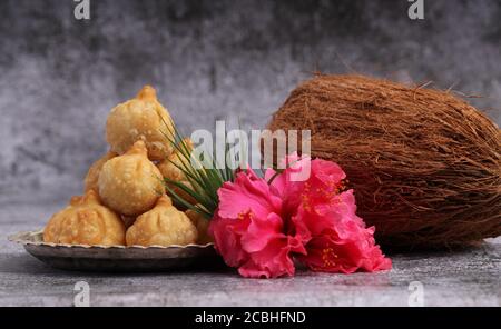 Ganesh Puja - Süßes Modak Essen auf Ganpati Festival oder Chaturthi in Indien angeboten. Stockfoto