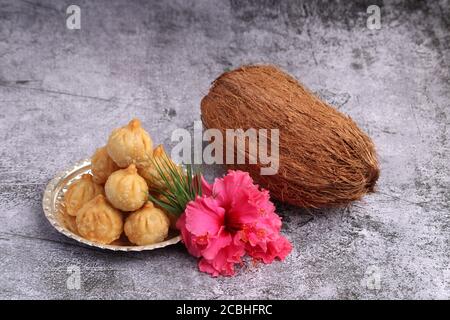 Ganesh Puja - Süßes Modak Essen auf Ganpati Festival oder Chaturthi in Indien angeboten. Stockfoto