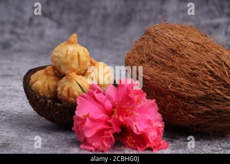 Ganesh Puja - Süßes Modak Essen auf Ganpati Festival oder Chaturthi in Indien angeboten. Stockfoto