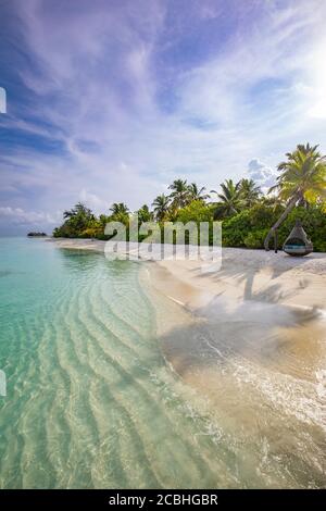 Tropische Strandlandschaft. Ruhige Naturlandschaft, Palmen Sand ruhigen Meerwasser Paradies Insel Küste. Blick auf den tropischen Strand, weiches Sonnenlicht, Wolken Stockfoto