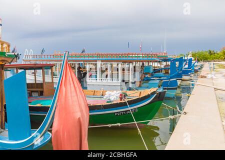 NORDMÄNNCHEN, MALEDIVEN -6 JUL 2019 - Blick auf ein Dhoni, ein traditionelles maledivischer Fischerboot auf dem Wasser auf Furanafushi Island, North Malé Atol. Stockfoto