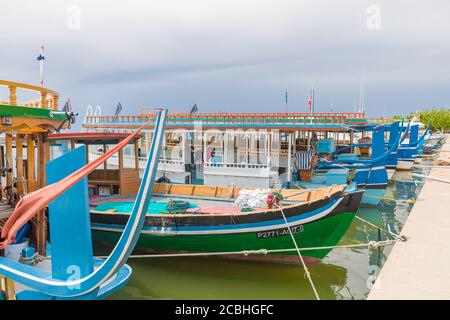 NORDMÄNNCHEN, MALEDIVEN -6 JUL 2019 - Blick auf ein Dhoni, ein traditionelles maledivischer Fischerboot auf dem Wasser auf Furanafushi Island, North Malé Atol. Stockfoto